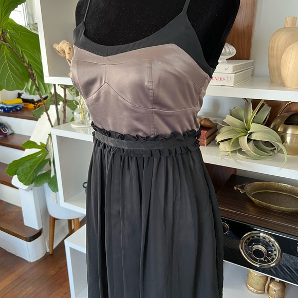 BCBG taupe and black dress in size 6 - Picture 4 of 9